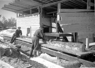 Kuusamo field circular saw, reconstruction lumber is being sawed at Nilonkangas 1945