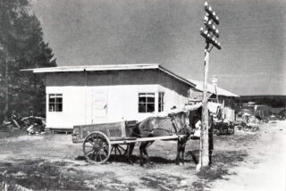 Jaakko Kortesalmen parakkikauppa Kitkantie 6 - 8 tontilla 1945