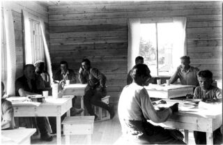 Rakentajia Kuusamon jälleenrakennustoimiston ruokalaparakki1945_web
